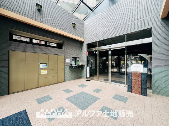 ライオンズガーデン河辺リバーサイドのエントランス|【Entrance】
◆エントランス◆共用部は管理の行き届いた綺麗なスペース。いつも明るく家族を、来客を出迎えてくれる大切な場所です。