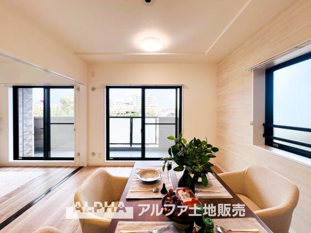 ライオンズガーデン河辺リバーサイドの居間・リビング|【Living room】
◆時を忘れる場所◆ここにはみんなが集い、食事と楽しい会話が始まる。話に夢中になりすぎて、ついつい時を忘れ夜半過ぎになってしまう。そんな束の間の幸せを感じさせてくれる場所。