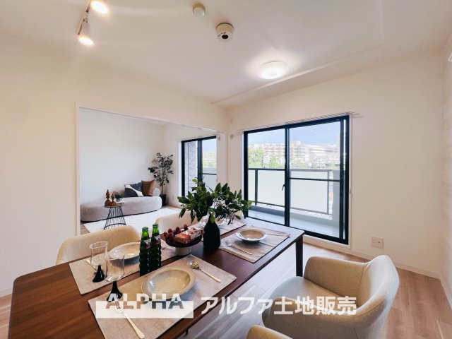 ライオンズガーデン河辺リバーサイドの居間・リビング|【The situation】
◆シチュエーション◆リビングルームのドアを開くと、窓から飛び込むのは緑と光の風光明媚な景色。僕の目に映るは、ここで家族と会話をワイワイガヤガヤ楽しんでいる様子。