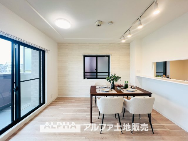 ライオンズガーデン河辺リバーサイドの居間・リビング|【Livingroom】
◆爽やかな空間◆窓をあけるとリビングに通り抜ける清々しく心地よい冷涼なそよ風がこの空間を涼しくしてくれる。風通しの良さは人にとっても家にとっても健康的で気持ちいいものです。