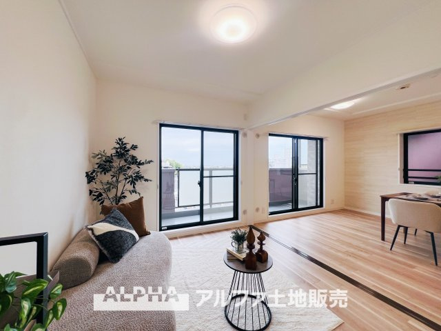 ライオンズガーデン河辺リバーサイドの居間・リビング|【Comfortable living】
◆居心地のいい暮らし◆には欠かせない眩い採光。ゆったりとした幅の窓からこの空間に降り注ぐ採光が絶えない。明るいリビングこそ居心地のいい暮らしが待っていると思う