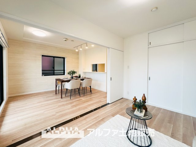 ライオンズガーデン河辺リバーサイドの居間・リビング|【Space of cure】
◆癒しの空間◆室内構成に拘り採光とセンスを散りばめた空間。それは『柔らかさ』に似た素敵な居場所。そこに暮らす人のことを考えつくり出したものは『癒し』という心地よい居場所