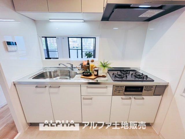 ライオンズガーデン河辺リバーサイドのキッチン|【Happy circle Kitchen】
◆団欒キッチン◆対面のキッチンからは家族の団欒が飛び交い明るい陽射しを浴びながらの朝食はまるでドラマのワンシーンみたい。