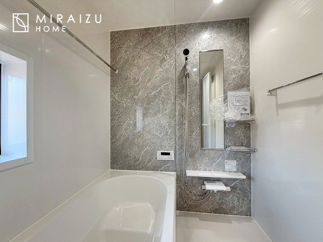 【浴室】 | お子さんとわいわいと楽しいバスタイムもよし、一人でゆったりと入るのもよし、浴室換気乾燥機付きのユニットバス。お洗濯物を干せるだけでなく、カビ防止にもなります。