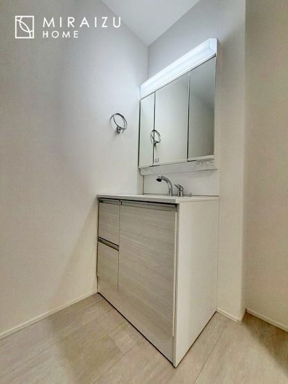 【独立洗面台】 | 洗濯機置き場、脱衣スペースもしっかりと確保されている洗面室。
水回りが集結した間取りなので、お料理やお洗濯物、お掃除の同時進行も可能です。