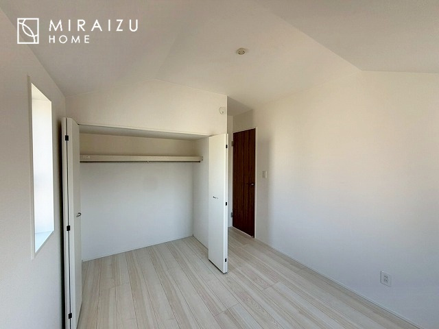 【洋室】 | 永く住むからこそシンプルで飽きのこないデザインに。ただいま、おかえりの温かな声が聞こえる玄関。