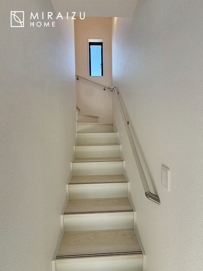 【内装】 | 安全性に配慮した手すり、清潔感や明るい陽光を取り入れてくれる窓がある階段。LED照明付きでお財布にもやさしいつくり。