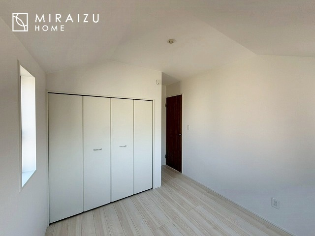 【寝室】 | 日当たりの良いお家は嬉しいですよね。それぞれ価値観が分かれる箇所です、実際に内覧して日当たりの心地よさをご体感下さいね♪