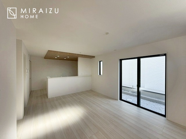 【居間・リビング】 | 食事を取るスペースもリラックスしてくつろげるスペースもお子さんが勉強するスペースも兼ね備えたリビングダイニング。