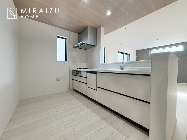 【キッチン】 | 収納に様々な工夫がされていて出しやすく片付けやすい、散らかりにくいキッチンになっています！人工大理石の天板や深型シンクなど、デザイン性と機能性を兼ね備えているので見せたいキッチンになっています。