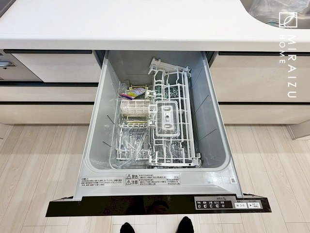 【キッチン】 | 収納力と機能性を備えたシステムキッチン。圧力鍋や大きなフライパンなどの調理器具から調味料など幅広く収納し、お料理のしやすいつくりになっています。