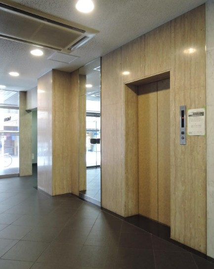 小谷ビルのエントランス