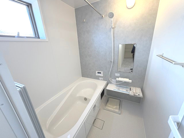 【浴室】 | 糟屋郡新宮町夜臼2丁目・平屋　1号棟（全4棟）【仲介手数料無料・0円】 | 現地写真。浴室です。