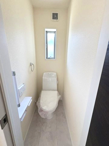 【トイレ】 | 糟屋郡新宮町夜臼2丁目・平屋　1号棟（全4棟）【仲介手数料無料・0円】 | 現地写真。