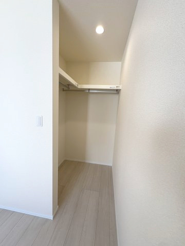 【収納】 | 糟屋郡新宮町夜臼2丁目・平屋　1号棟（全4棟）【仲介手数料無料・0円】 | 現地写真。ウォークインクローゼットです。