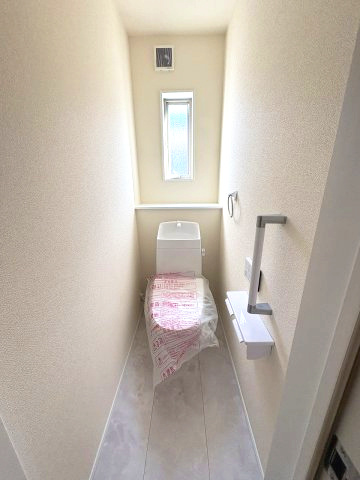 【トイレ】 | 糟屋郡新宮町夜臼2丁目・平屋　1号棟（全4棟）【仲介手数料無料・0円】 | 現地写真。トイレは2箇所ございます。