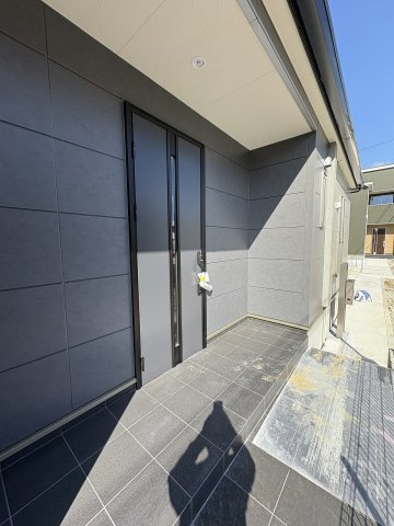 【玄関】 | 糟屋郡新宮町夜臼2丁目・平屋　1号棟（全4棟）【仲介手数料無料・0円】 | 現地写真。
