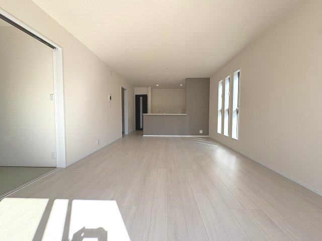 【居間・リビング】 | 糟屋郡新宮町夜臼2丁目・平屋　1号棟（全4棟）【仲介手数料無料・0円】 | 現地写真。