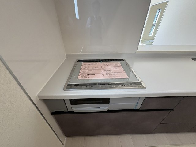 【キッチン】 | 糟屋郡新宮町夜臼2丁目・平屋　1号棟（全4棟）【仲介手数料無料・0円】 | 現地写真。IHクッキングヒーター