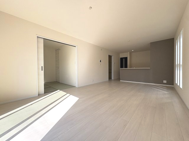 【居間・リビング】 | 糟屋郡新宮町夜臼2丁目・平屋　1号棟（全4棟）【仲介手数料無料・0円】 | 現地写真。リビングです。