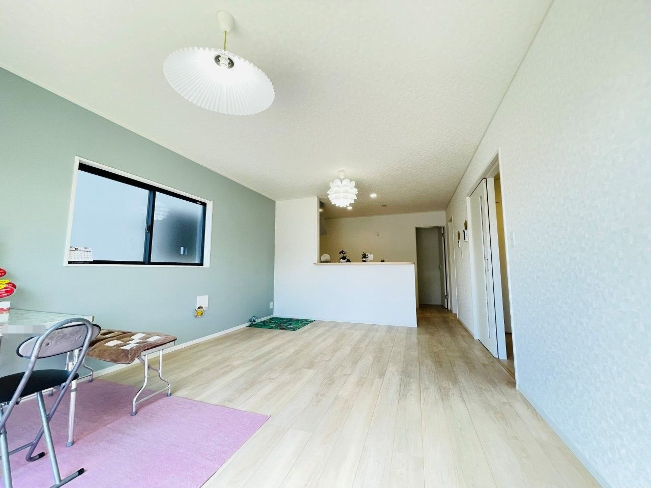 岡崎市六名南第3　新築分譲住宅　全2棟　1号棟の居間・リビング|どこにいても家族の顔が見える、明るく開放的なLDK。