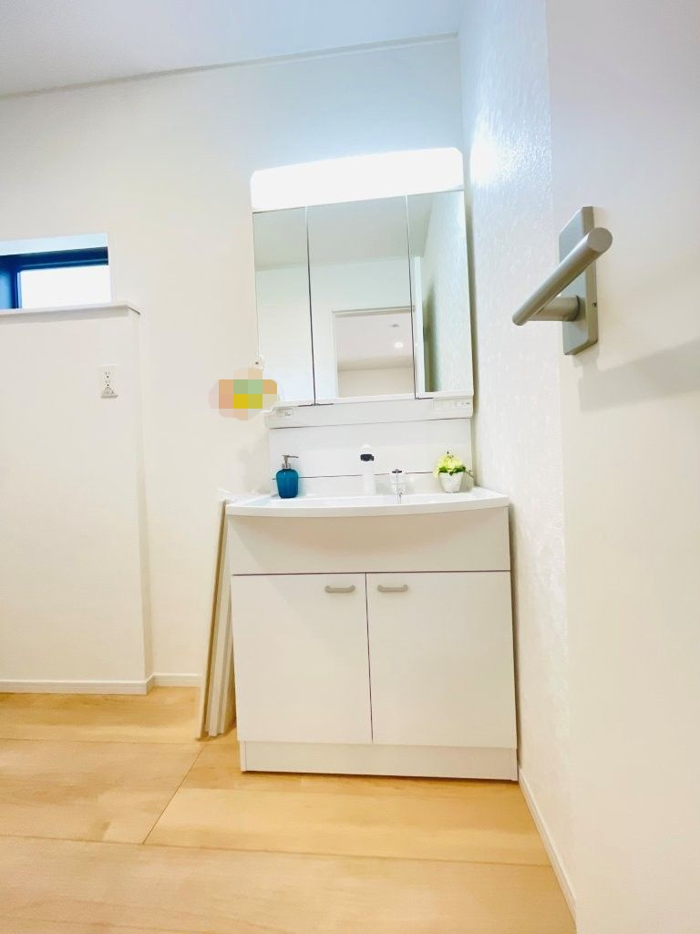 岡崎市六名南第3　新築分譲住宅　全2棟　1号棟の独立洗面台|三面鏡仕様の洗面台！鏡の裏は収納になっています♪