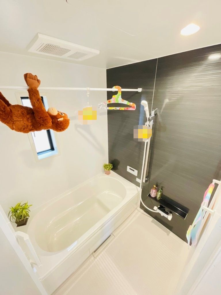 岡崎市六名南第3　新築分譲住宅　全2棟　1号棟の浴室|１坪タイプのユニットバス！浴槽は断熱材入りでお湯が冷めにくいです♪浴室乾燥機で梅雨の時期は洗濯物を乾かせます！