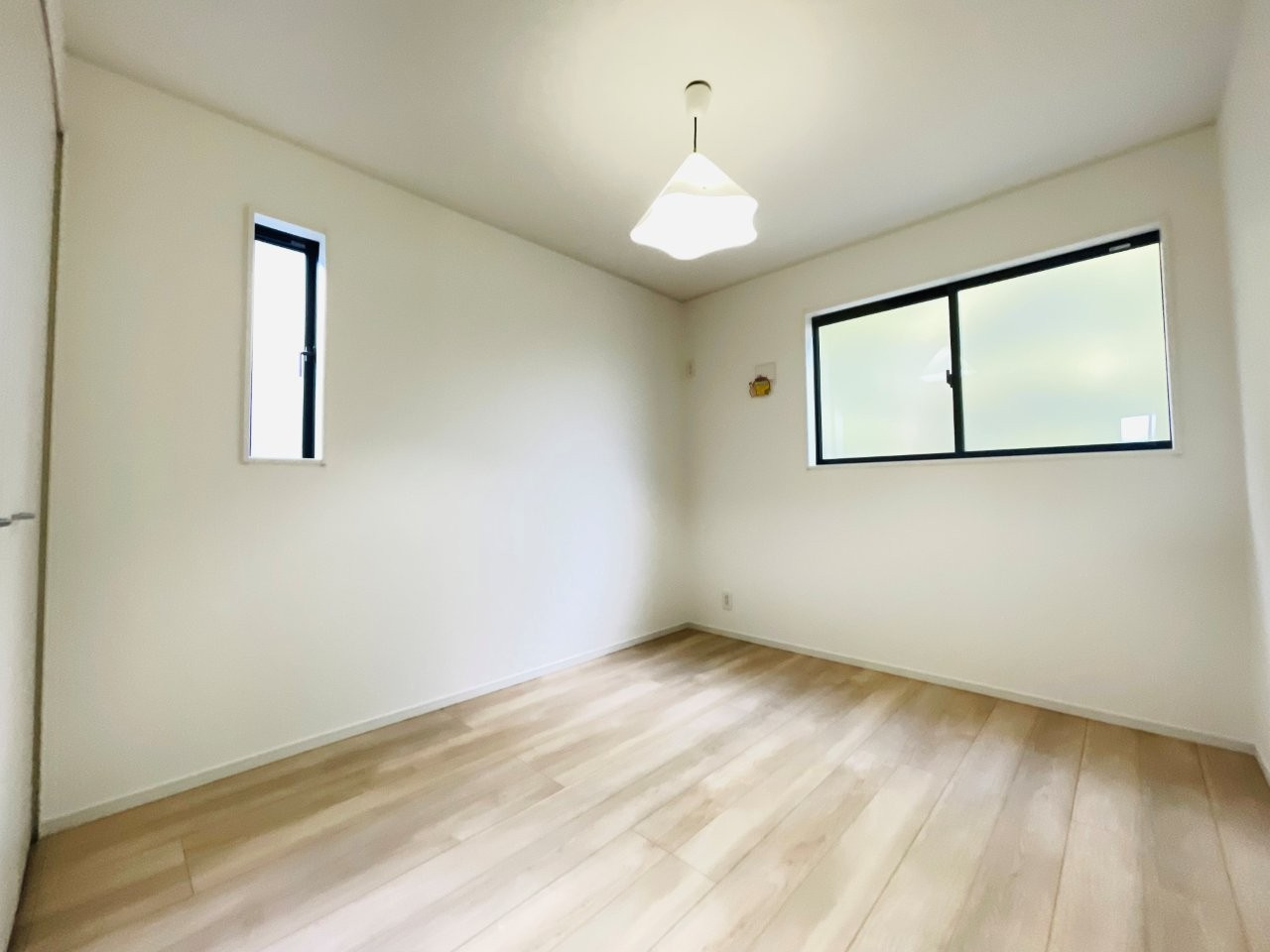 岡崎市六名南第3　新築分譲住宅　全2棟　1号棟の洋室|お陽さまの光とさわやかな風をたっぷりとりこめます。室内はいつも明るい印象なので気持ちの良い朝を迎えられます