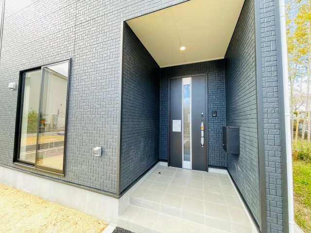 岡崎市六名南第3　新築分譲住宅　全2棟　1号棟の玄関|玄関ポーチがあるので、雨の日でも濡れることがなくドアの開け閉めができます。