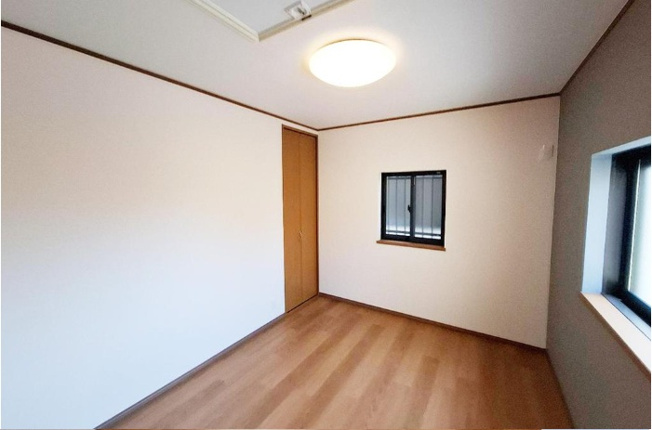 【洋室】 | 堺市西区上　中古戸建 | 約6帖の洋室！全居室二面採光で明るく、心地よい住空間。照明器具も備え付きで新生活をスムーズにスタート！