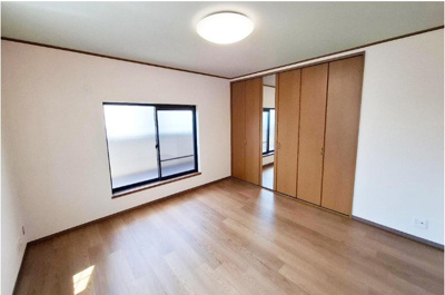 【寝室】 | 堺市西区上　中古戸建 | 大型クローゼット付き、約8帖の洋室！随所に収納が備わり、居室空間を広くお使いいただけます。