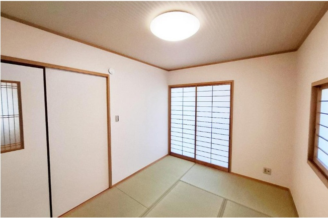 【和室】 | 堺市西区上　中古戸建 | 癒しにあふれた6帖の和室！1階の独立した和室は、客間や趣味のお部屋としても活用可能です。