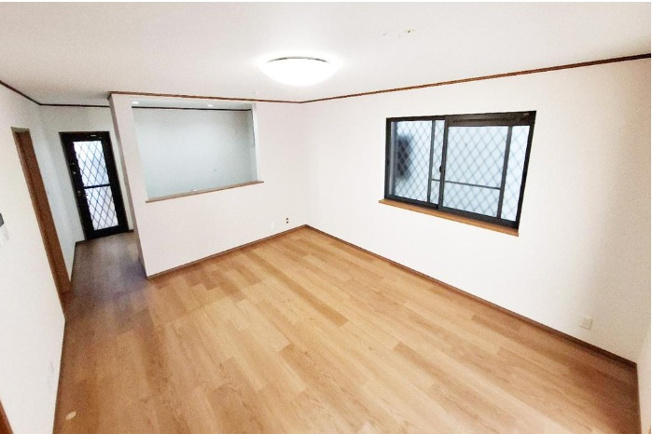 【居間・リビング】 | 堺市西区上　中古戸建 | 約15帖のLDK！リビングは二面採光、キッチンにも窓があり、家族団らんの時間を心地よく演出。