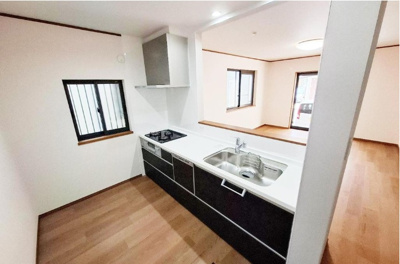 【キッチン】 | 堺市西区上　中古戸建 | ビルトイン食洗機付きで、食後の洗い物はおまかせ！リビングの様子が見渡せ、家族の会話も弾みそうです。