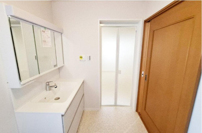 【独立洗面台】 | 堺市西区上　中古戸建 | 収納力のある三面鏡付き洗面化粧台！キッチン・廊下と繋がる洗面室で効率よく家事が行えます。