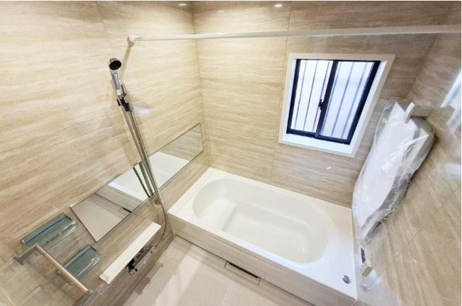 【浴室】 | 堺市西区上　中古戸建 | ナチュラルな木目に癒されるバスルーム！冬場の寒さ対策はもちろん、洗濯物を乾かす時にも役立つ浴室乾燥機付き。