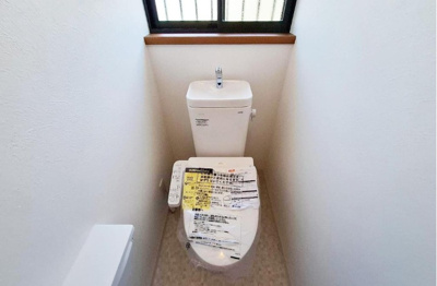【トイレ】 | 堺市西区上　中古戸建 | 温水洗浄便座付のトイレで、冬の寒い時期でも快適！各階にトイレがあるので、階段を上り下りする手間もありません。
