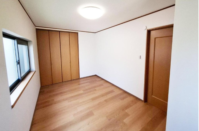 【洋室】 | 堺市西区上　中古戸建 | 約7.5帖の洋室！全居室6帖以上の広さがあり、プライベートタイムもゆったり快適にお過ごしいただけます。