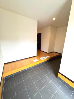 【玄関】 | 堺市堺区八千代通　中古戸建 | ※掲載中の写真は広角レンズで撮影のため、実際の見え方とは異なります。