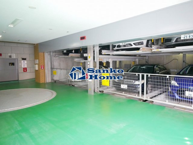 グラーサ東京イーストの駐車場