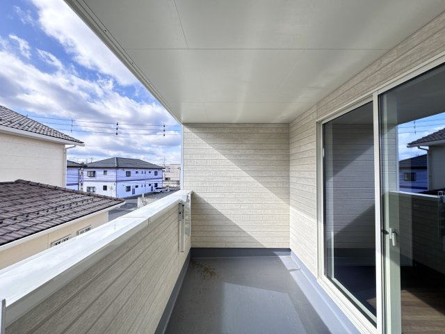 新築　前橋市北代田町　Heatful　Town　1号棟のバルコニー|現地写真　インナーバルコニーで少しの雨なら濡れずにすみます。天気が怪しいけど…という悩みも解消ですね!									

