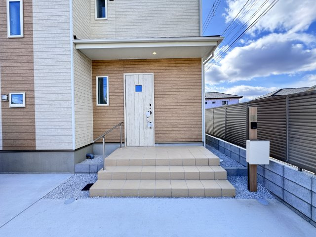 新築　前橋市北代田町　Heatful　Town　1号棟の玄関|現地写真　ポストと一体型のTVモニターホンでセキュリティ安心！
