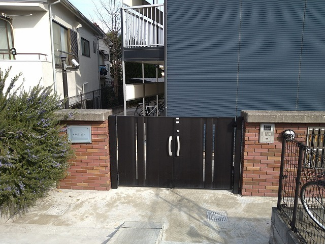 レオパレス元住吉桜下のエントランス