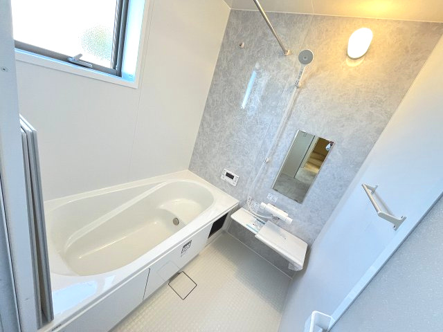 【浴室】 | 糟屋郡新宮町夜臼2丁目　2号棟（全4棟）【仲介手数料無料・0円】 | 現地写真。浴室です。