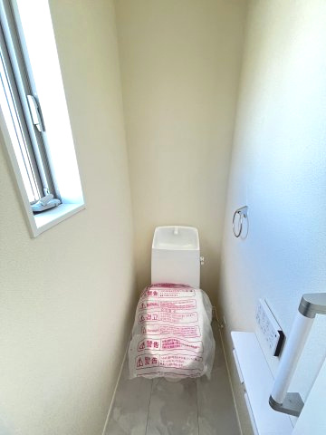 【トイレ】 | 糟屋郡新宮町夜臼2丁目　2号棟（全4棟）【仲介手数料無料・0円】 | 現地写真。2階にもトイレです。