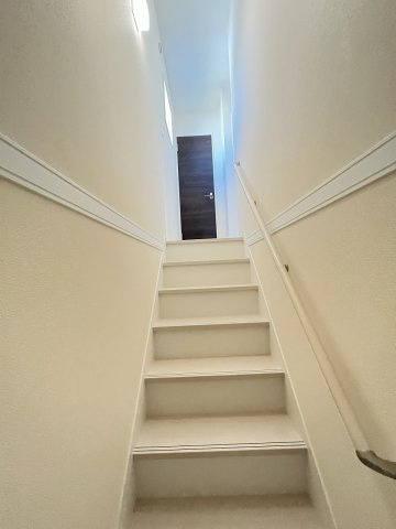 【内装】 | 糟屋郡新宮町夜臼2丁目　2号棟（全4棟）【仲介手数料無料・0円】 | 現地写真。2階へ上がる階段です。手摺もついて安全ですね。