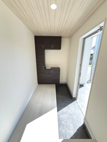 【玄関】 | 糟屋郡新宮町夜臼2丁目　2号棟（全4棟）【仲介手数料無料・0円】 | 現地写真。