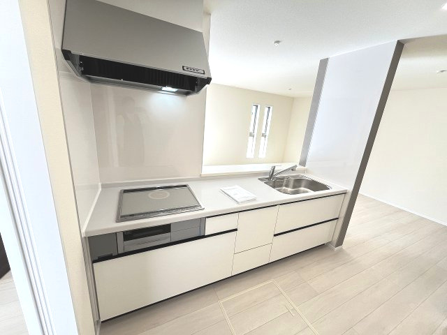 【キッチン】 | 糟屋郡新宮町夜臼2丁目　2号棟（全4棟）【仲介手数料無料・0円】 | 現地写真。