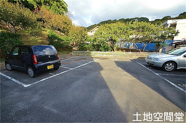 中間市深坂１丁目のアパートの駐車場
