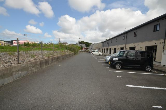 中間市岩瀬西町のアパートの駐車場